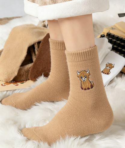 🎁Neujahrs-Sonderangebot für 9,99 £!!⚡1 kaufen, 3 Paar erhalten⚡Über 50.000 verkauft!💖Kuschelige, warme Plüschsocken für Damen mit niedlicher Highland-Cow-Stickerei